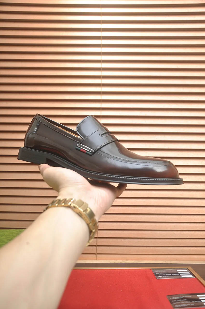 Men's shoes💰500💶Italy's top luxury men's shoe giant (GUCCI) (Gucci) (full cowhide lining) new arrival🍃Original European style🔰 Pleasant to the eye😍In order to make the shoes more durable and non-deformable🌀The production continues to follow traditional methods but there is still no lack of innovation💪Choose original sheepskin for the leather♻️ Smooth and natural And extra bright ⭐Made of imported cowhide, the first choice of rich people 38-45 (45 customized)